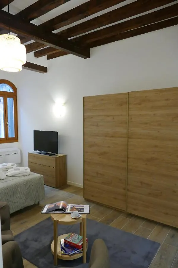 Ecco Suites Apartments Venecia